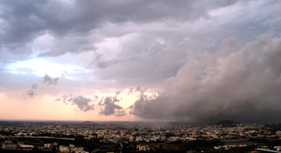 صورة أرشيفية لأبها وغيومها عام ٢٠٠٩