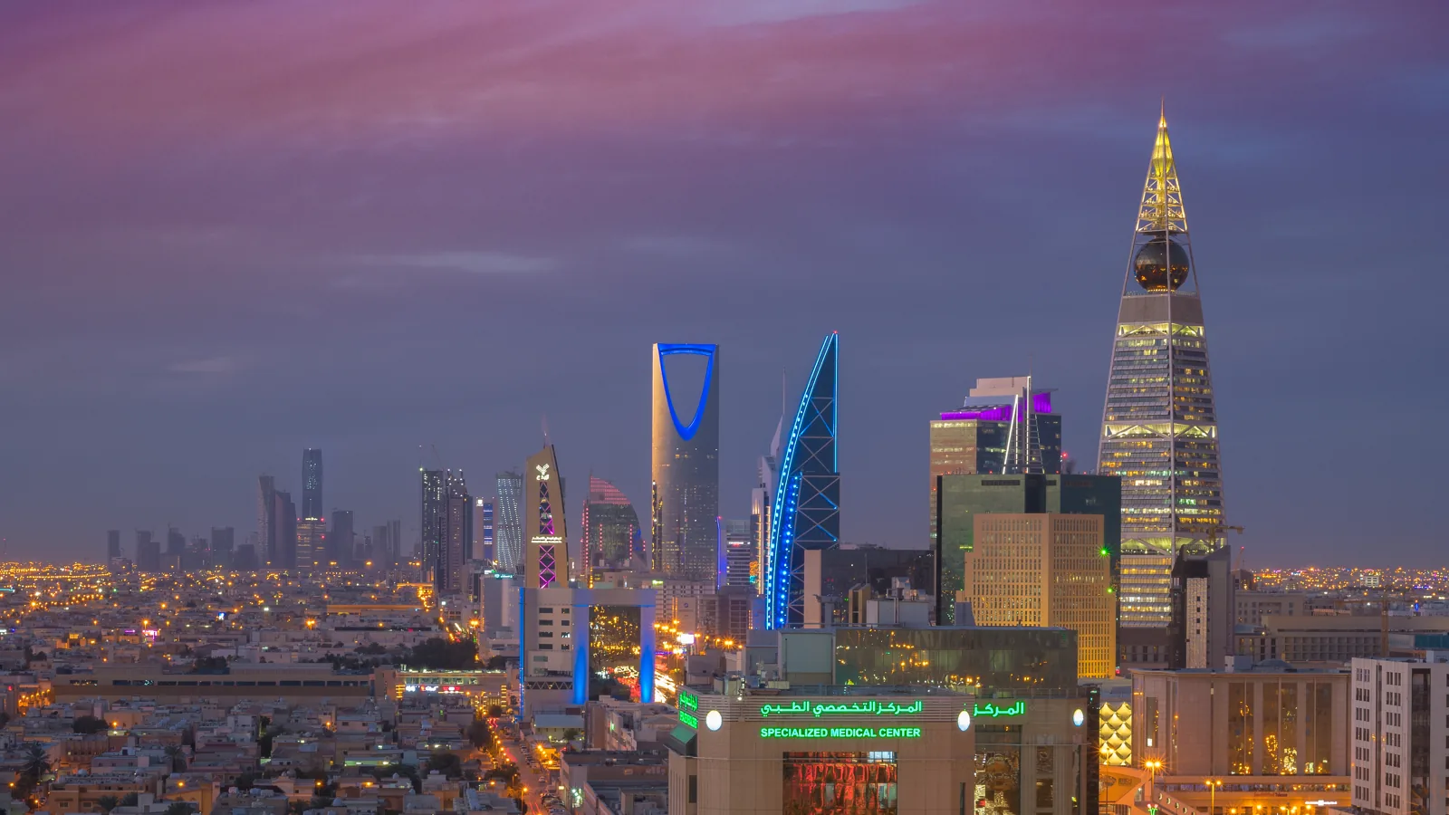 أفق مدينة الرياض ليلًا؛ تصوير B.alotaby عام ٢٠١٨