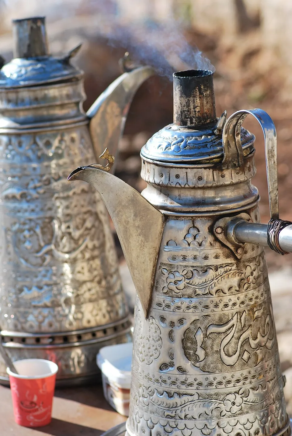 دلال قهوة عربية فضية مزخرفة ذات مصب طويل