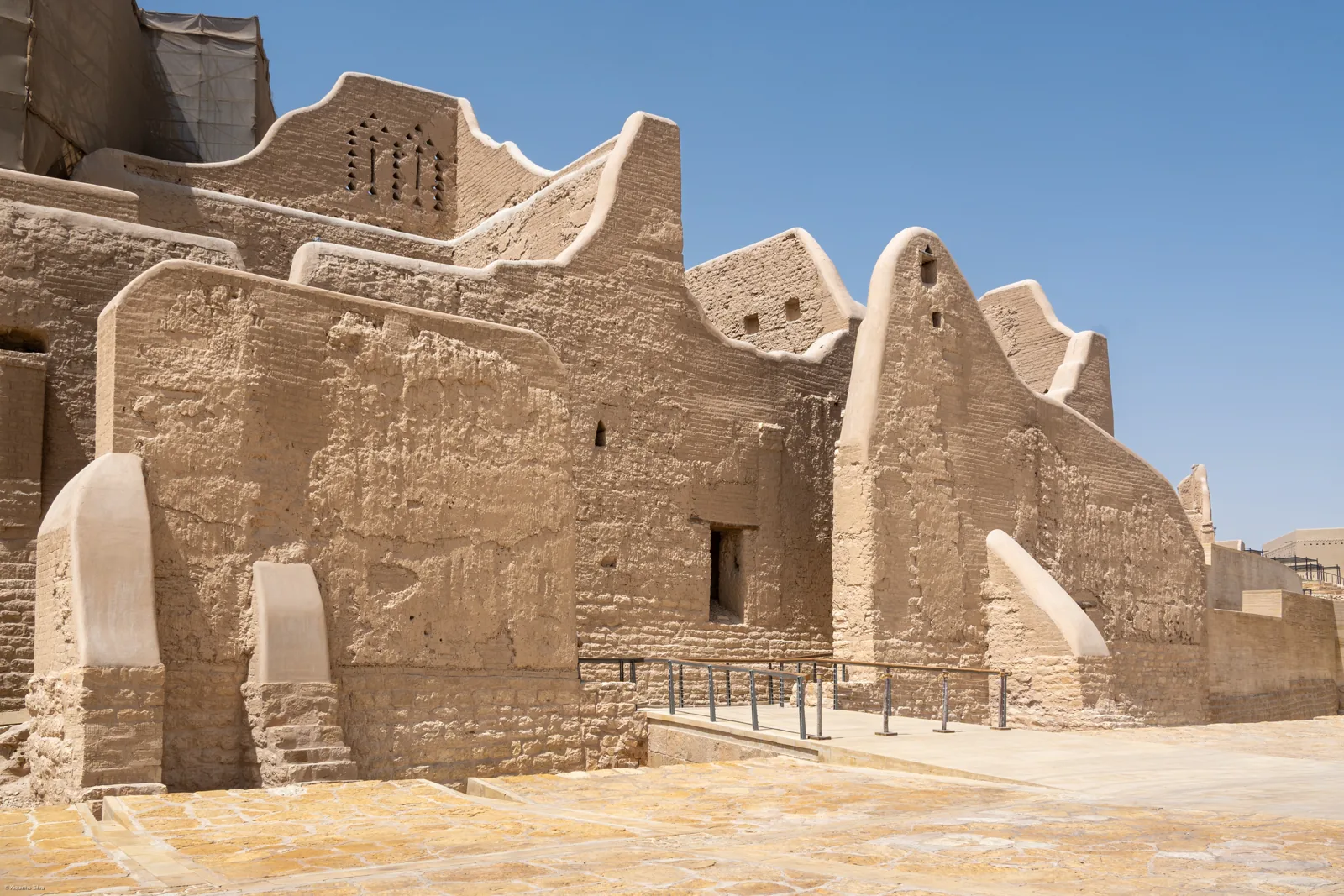تفاصيل العمارة الطينية في حي الطريف بالدرعية